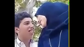 بوس وتحسيس وتففيش في الحديقة