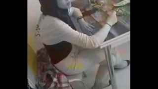عرض لشرموطة تركية تظهر بزازها على الويب كام