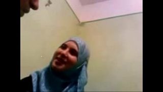 محجبة شرموطة تروح للواد البيت والواد ماسكها بوس وتقفيش وهي تعبانة ومش قادرة